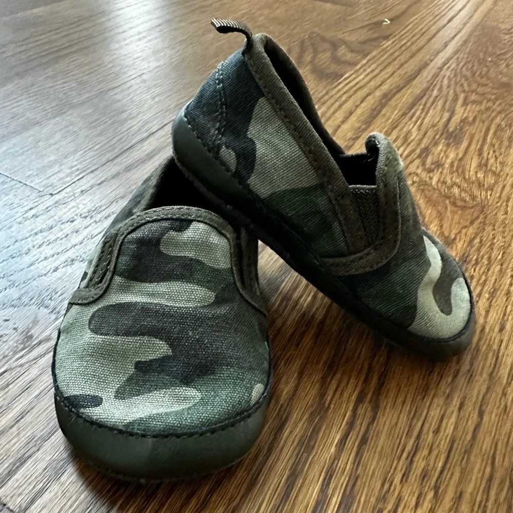 Old Navy Unisex Camo Canvas Slip-Ons for Baby, size 12-18M